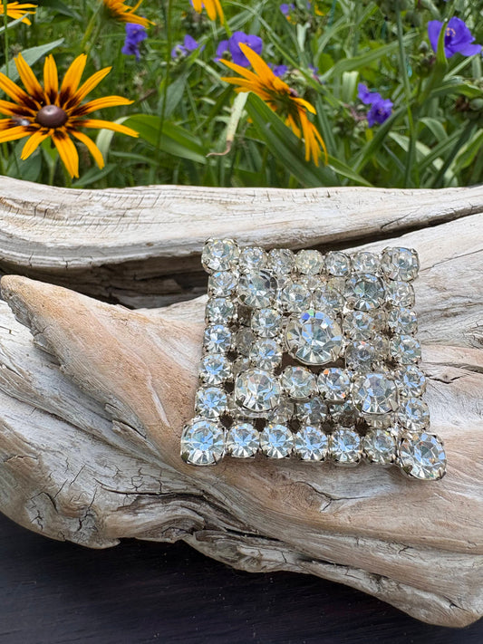 Stunning vintage brooch from Dirty30Vintage. Authentic vintage jewelry with character & style. Perfect vintage accessory with fast shipping!