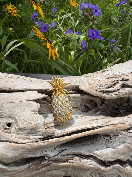 Stunning vintage brooch from Dirty30Vintage. Authentic vintage jewelry with character & style. Perfect vintage accessory with fast shipping!