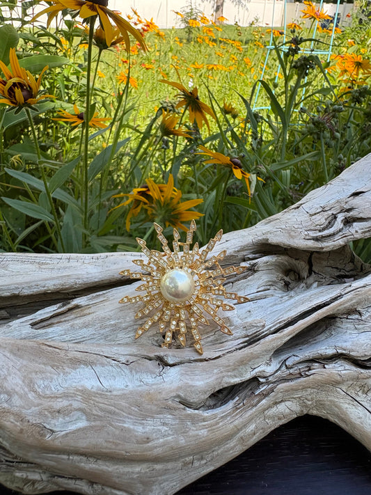 Stunning vintage brooch from Dirty30Vintage. Authentic vintage jewelry with character & style. Perfect vintage accessory with fast shipping!