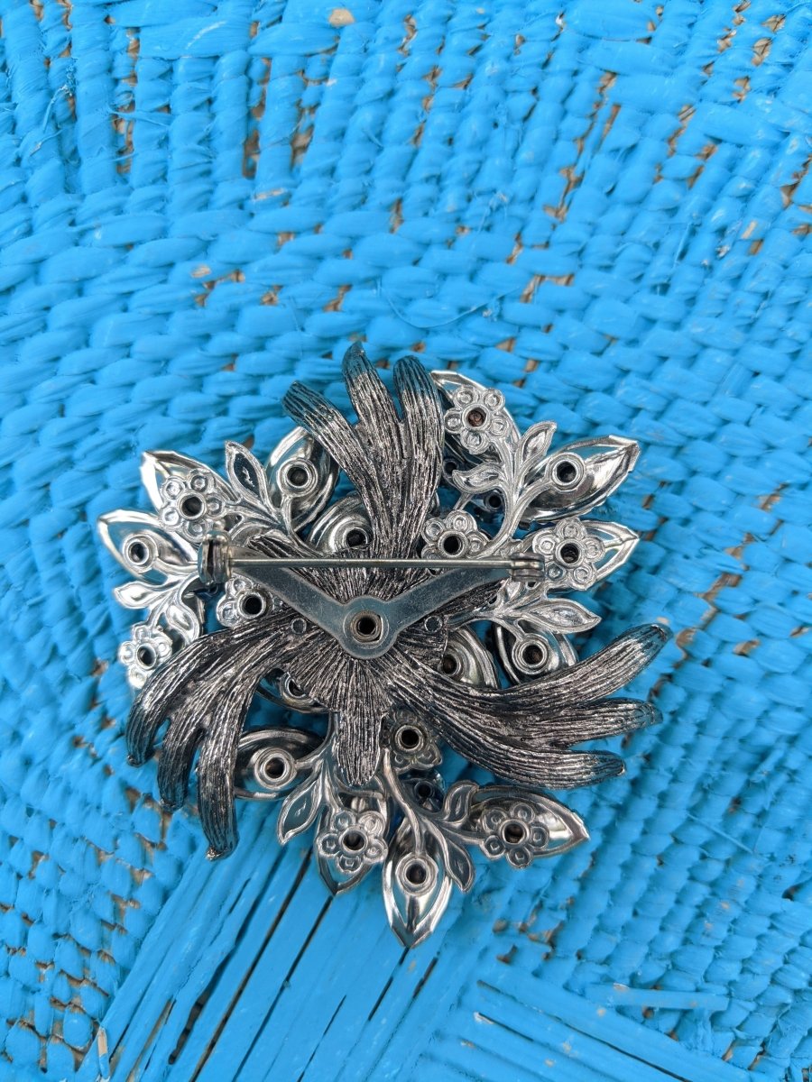 Beau Jewels Unsigned Brooch - Dirty30 Vintage