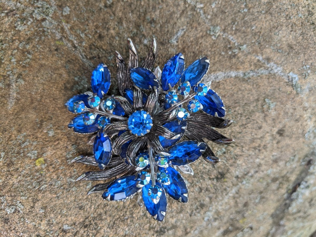 Beau Jewels Unsigned Brooch - Dirty30 Vintage