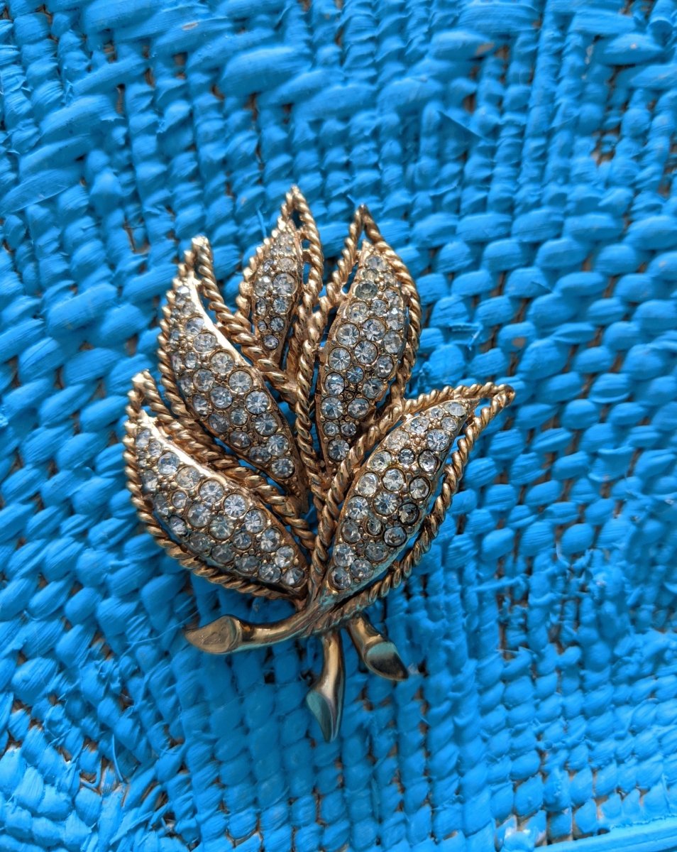 Hattie Carnegie Leaf Brooch - Dirty30 Vintage