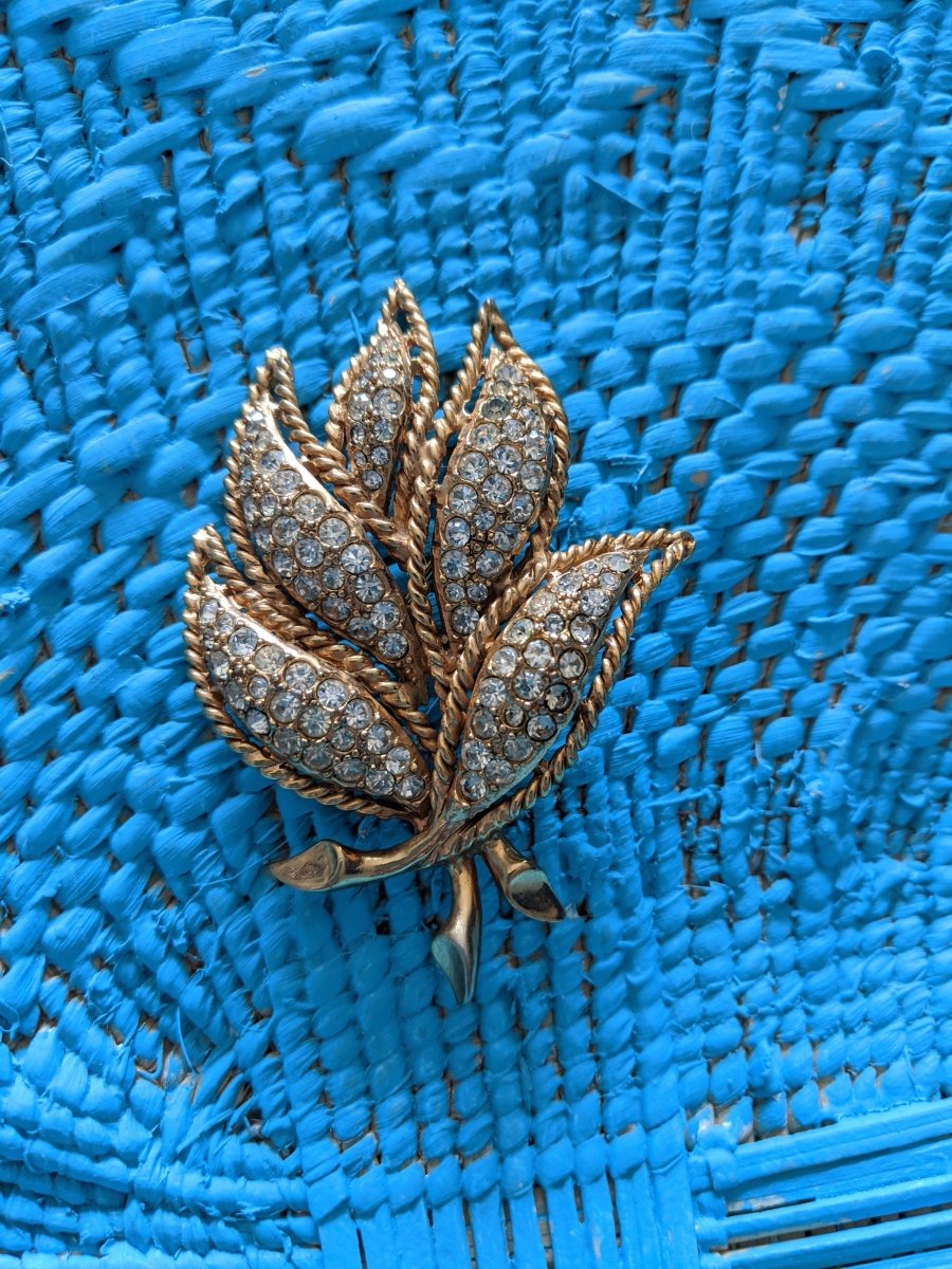 Hattie Carnegie Leaf Brooch - Dirty30 Vintage