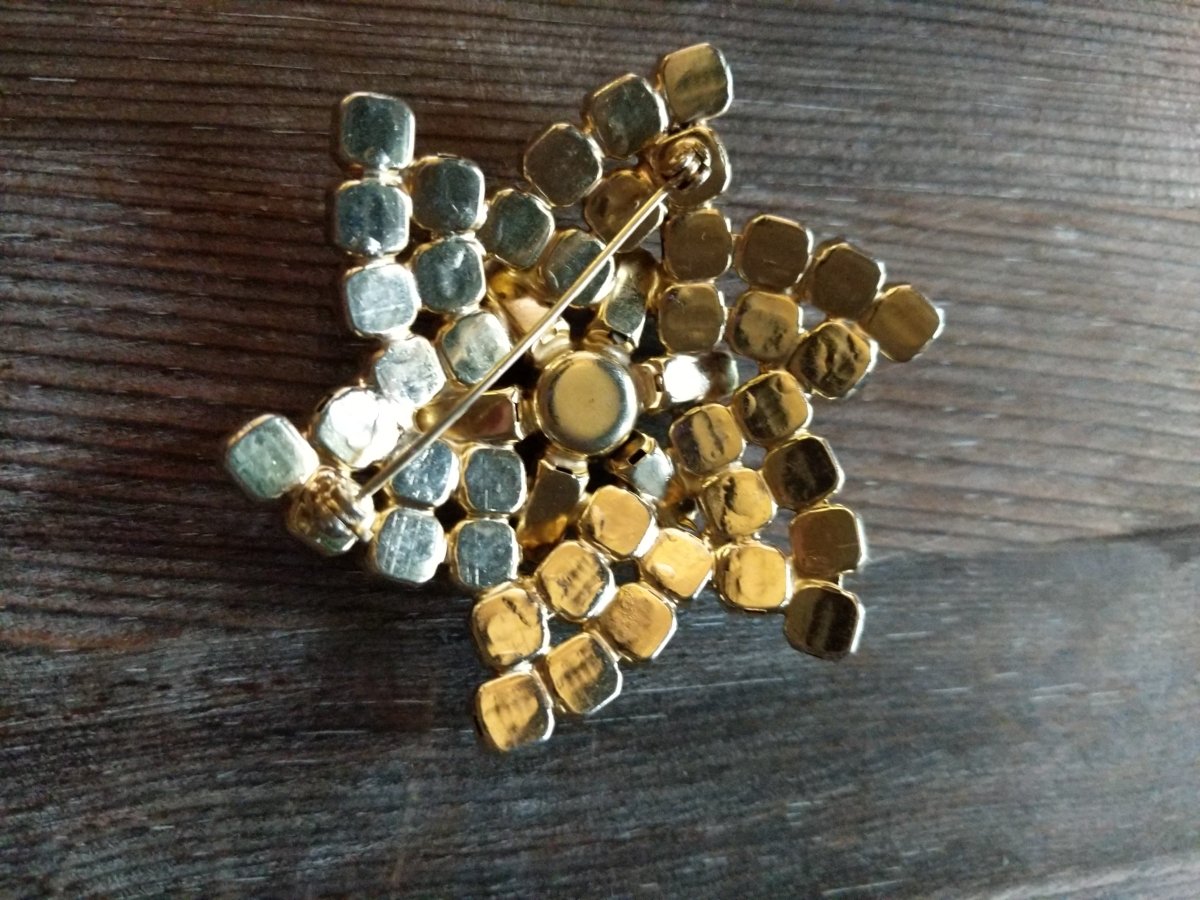 Pinwheel Flower Brooch - Dirty30 Vintage