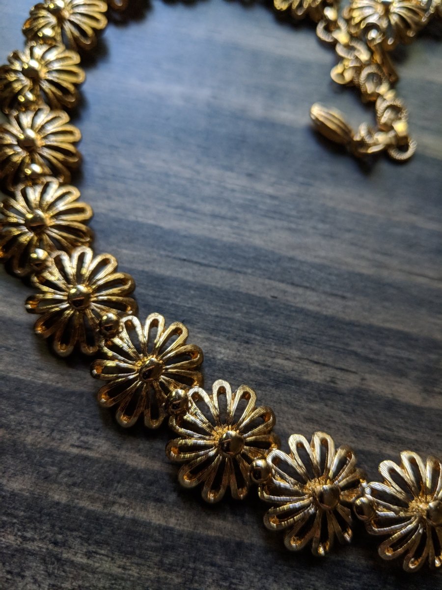 Vintage Monet Flower Design Flat 16" Necklace - Dirty30 Vintage