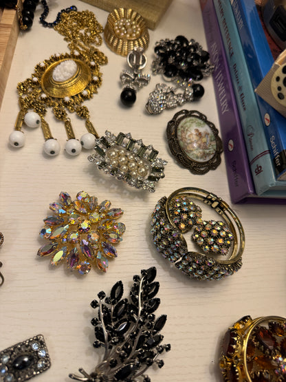 Vintage Wholesale Jewelry Lot 68 Pieces | Kramer Schreiner Carolee Jomaz Brooch | Reseller Wearable | 04