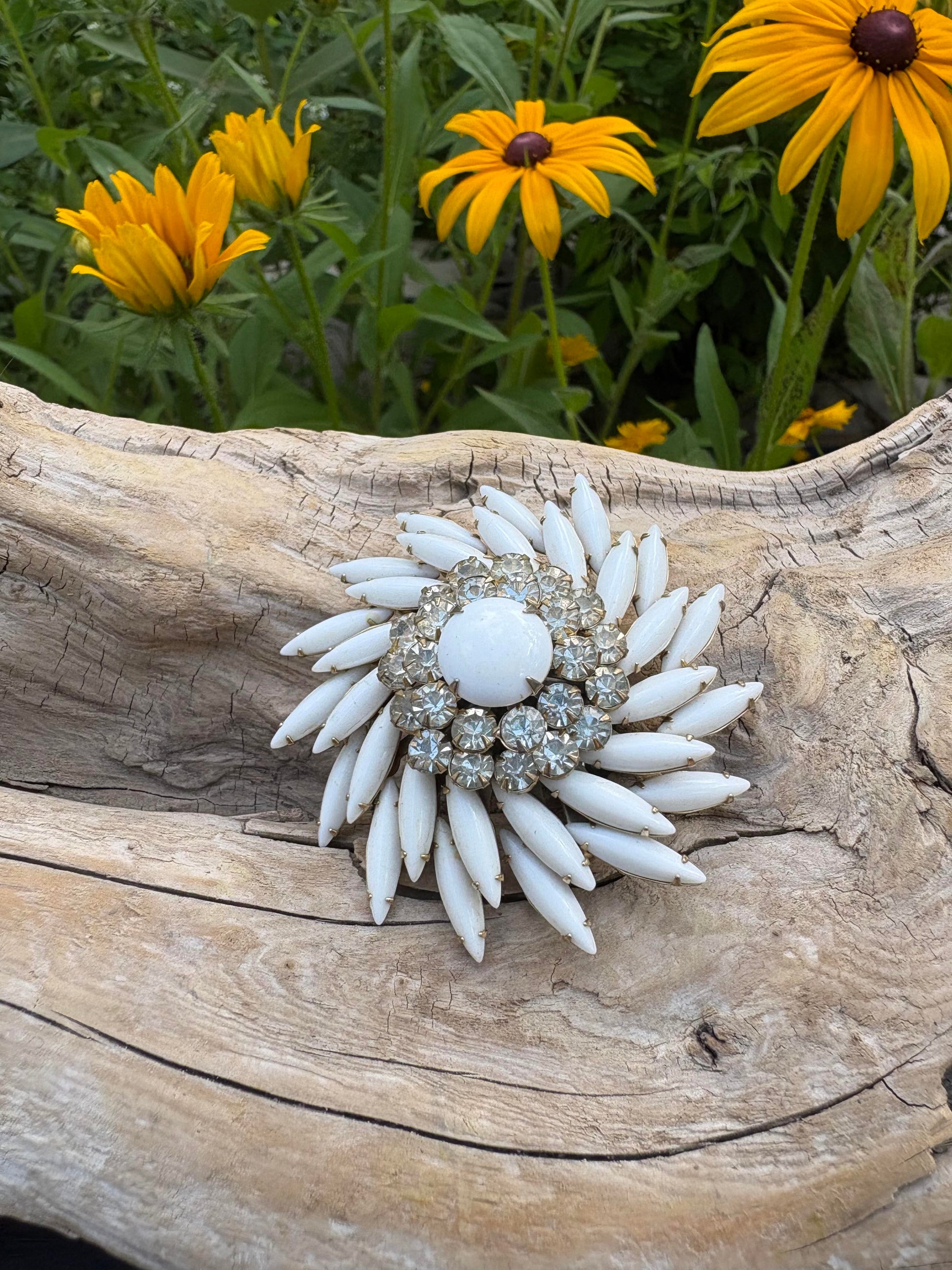 Stunning vintage brooch from Dirty30Vintage. Authentic vintage jewelry with character & style. Perfect vintage accessory with fast shipping!
