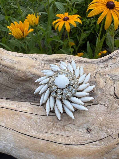 Stunning vintage brooch from Dirty30Vintage. Authentic vintage jewelry with character & style. Perfect vintage accessory with fast shipping!