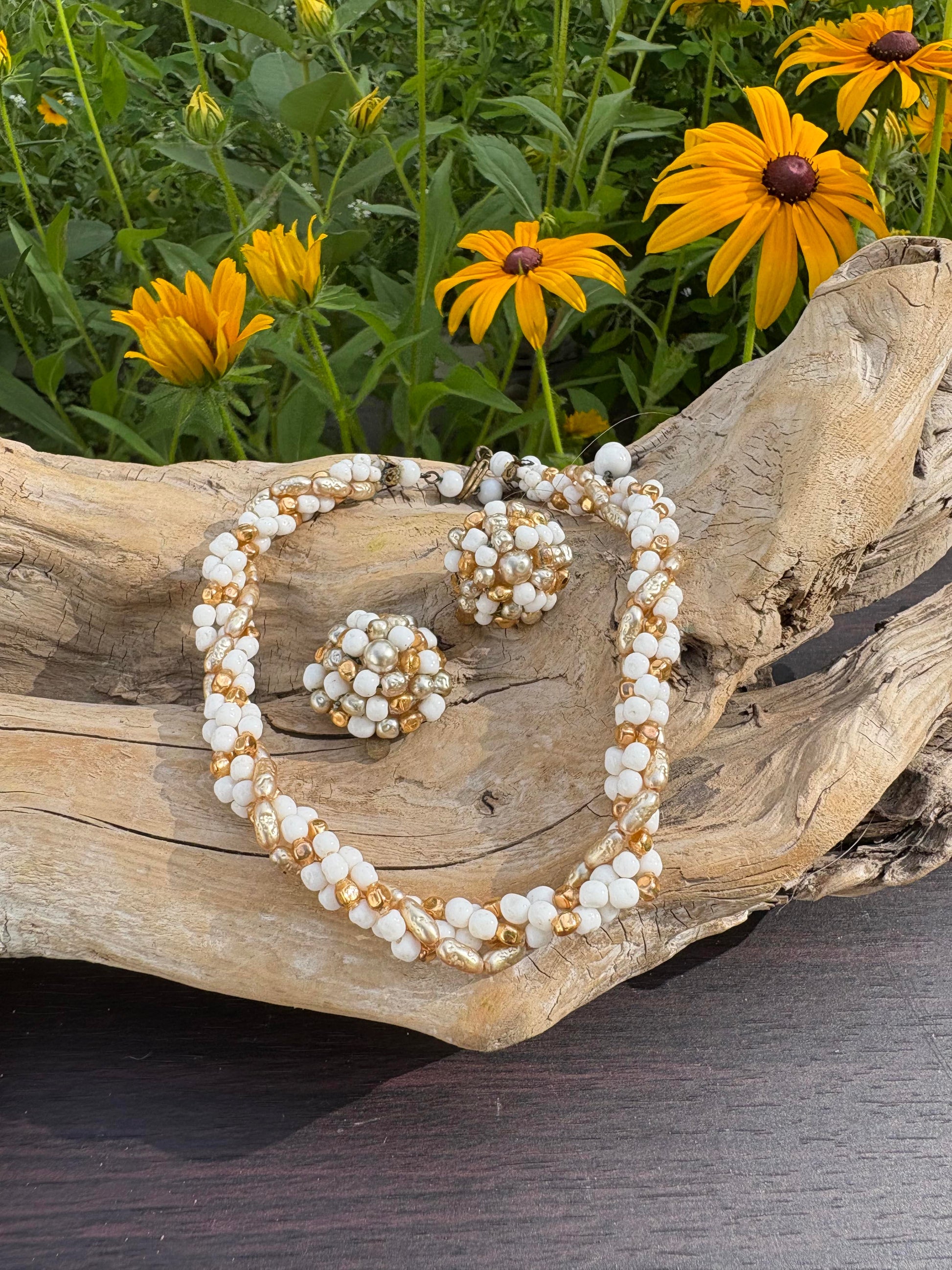 Beautiful vintage necklace from Dirty30Vintage. Authentic vintage jewelry with character & style. Timeless vintage jewelry pieces!