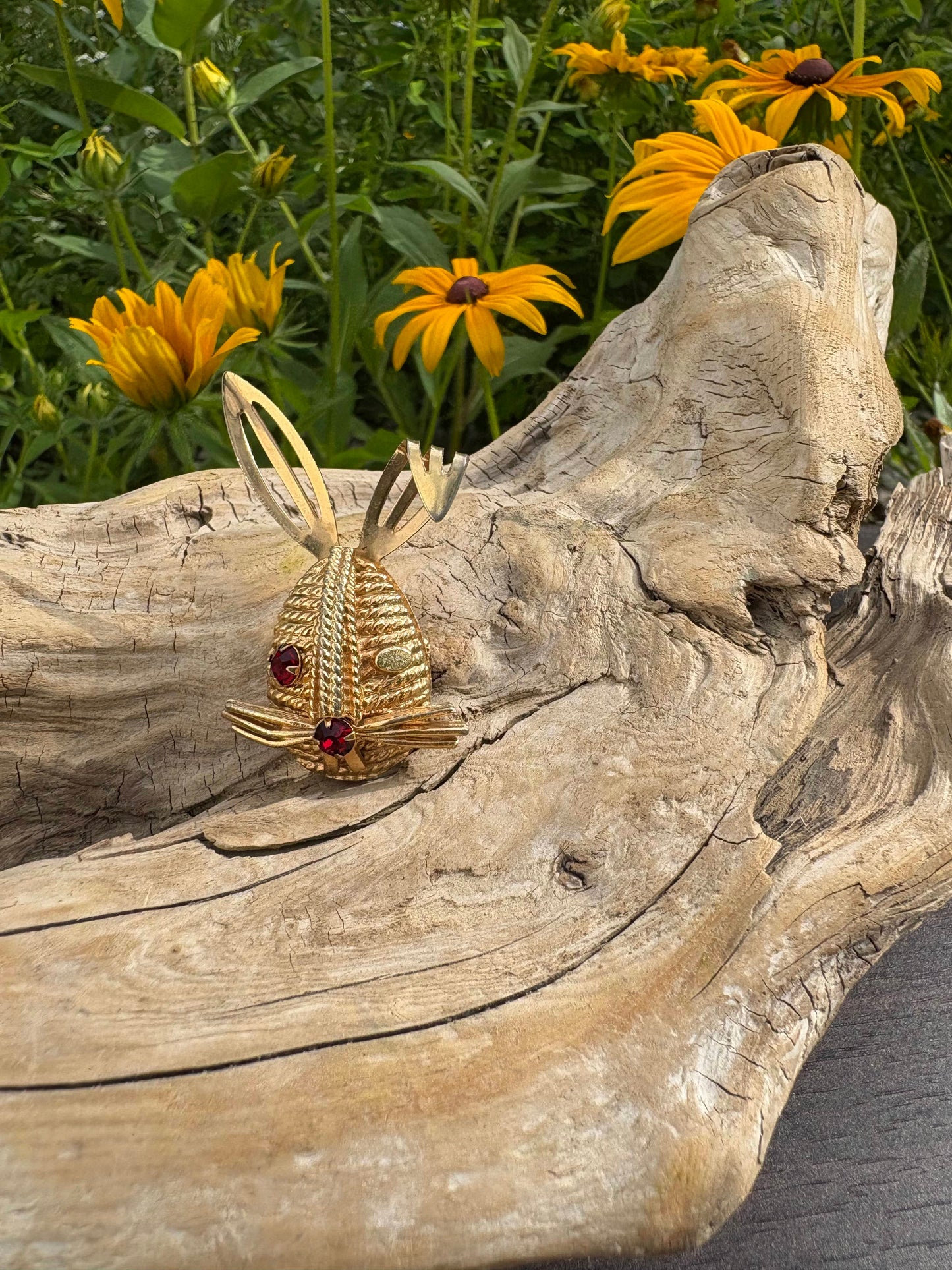 Stunning vintage brooch from Dirty30Vintage. Authentic vintage jewelry with character & style. Perfect vintage accessory with fast shipping!