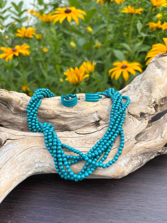 Beautiful vintage necklace from Dirty30Vintage. Authentic vintage jewelry with character & style. Timeless vintage jewelry pieces!