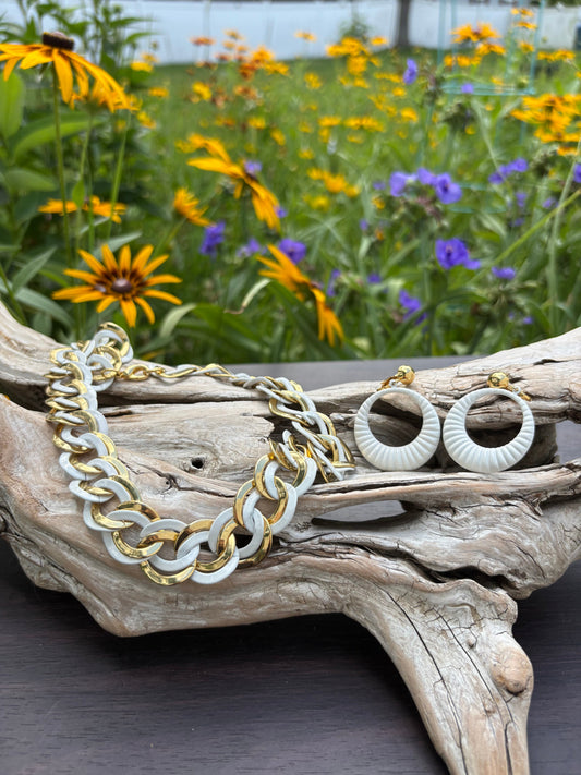 Vintage bracelet collection at Dirty30Vintage. Authentic vintage jewelry with character & style. Classic vintage jewelry sets!