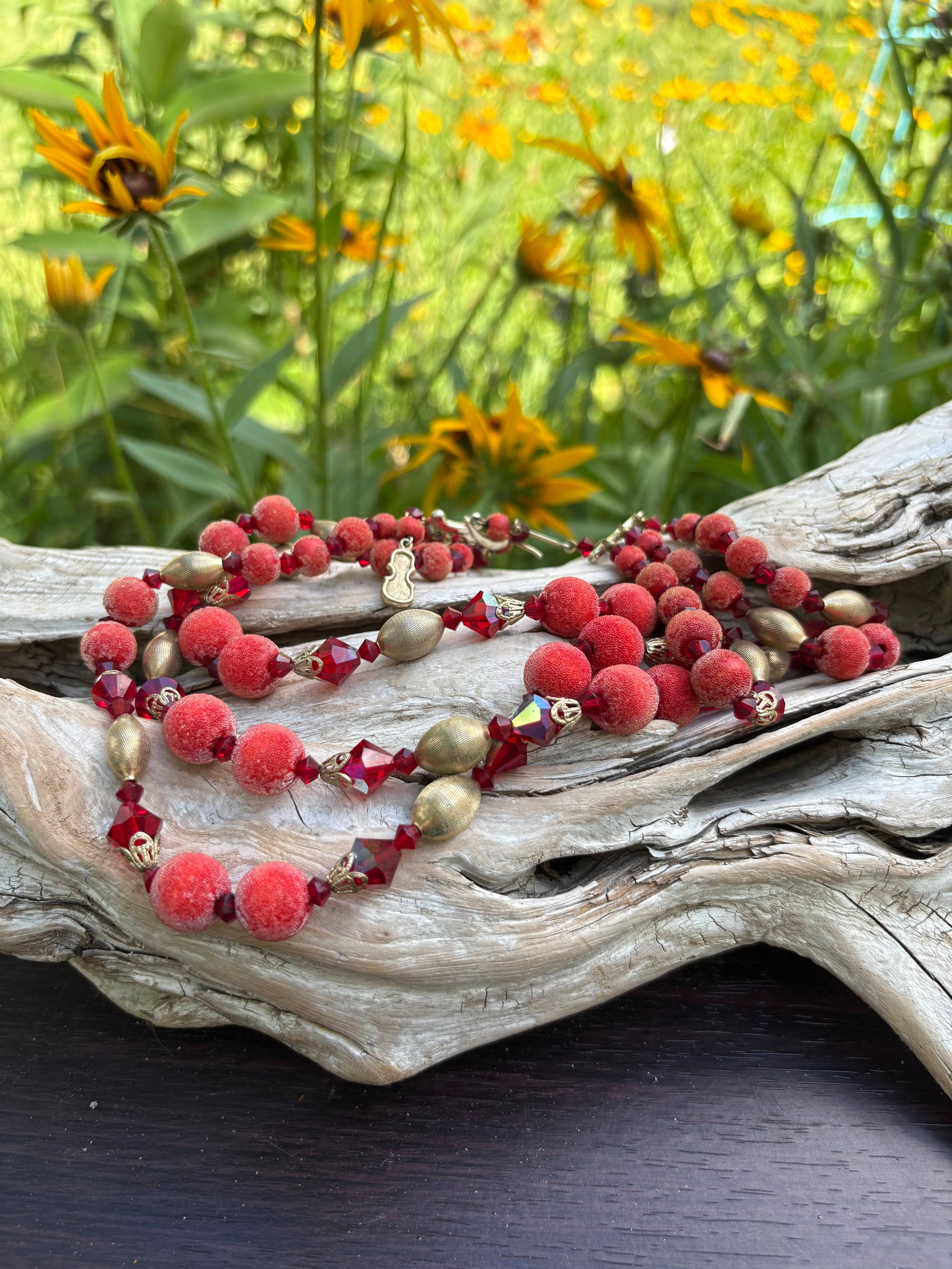 Beautiful vintage necklace from Dirty30Vintage. Authentic vintage jewelry with character & style. Timeless vintage jewelry pieces!