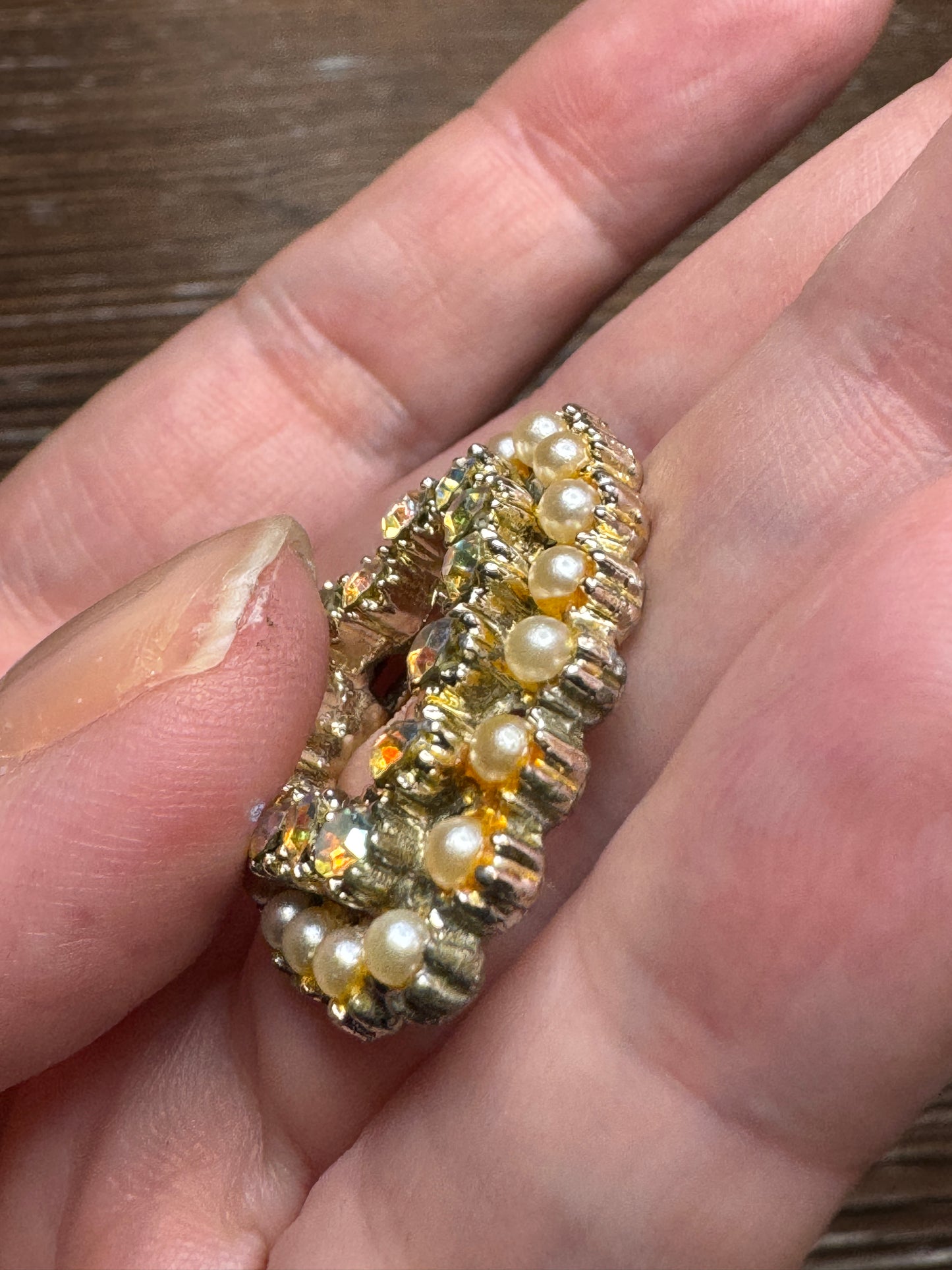 Vintage Pearl Aurora Borealis Rhinestone Wreath Brooch Pin Circle