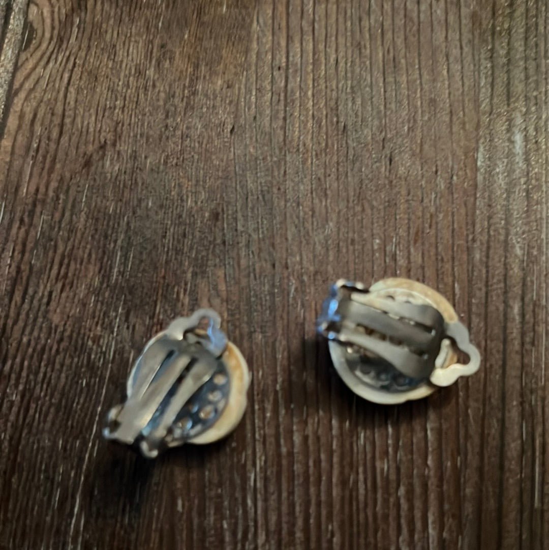 Vintage Carved Flower Earring - Dirty30 Vintage