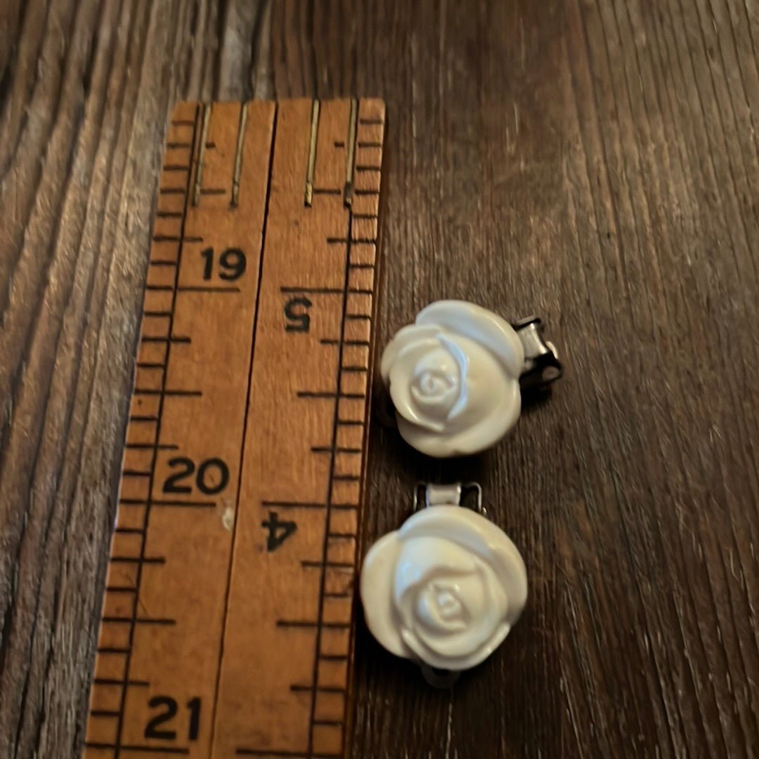 Vintage Carved Flower Earring - Dirty30 Vintage