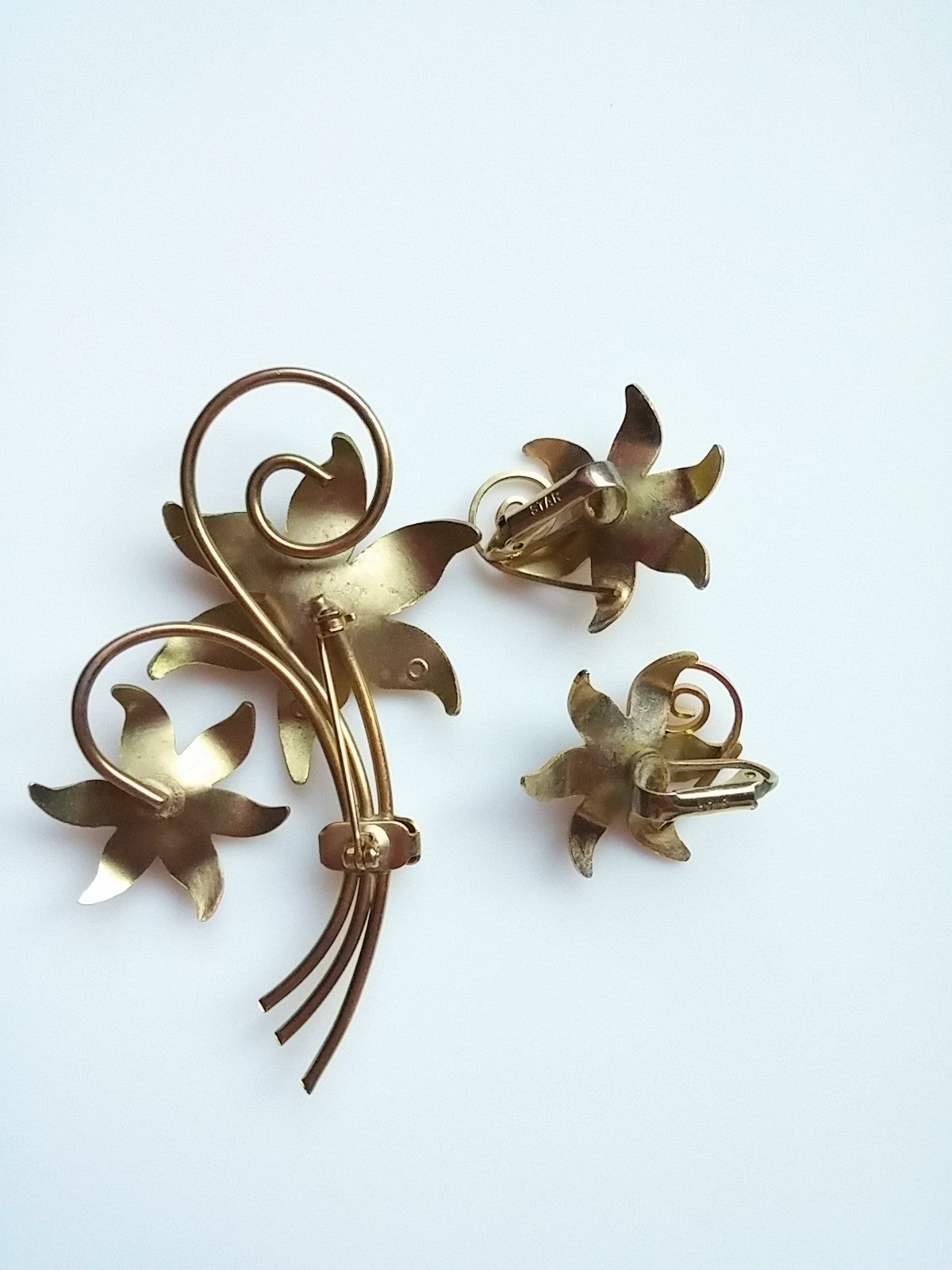 Vintage STAR Flower Brooch and Earring Set Gold Tone Pearl Accent Clip Back - Dirty 30 Vintage | Vintage Clothing, Vintage Jewelry, Vintage Accessories