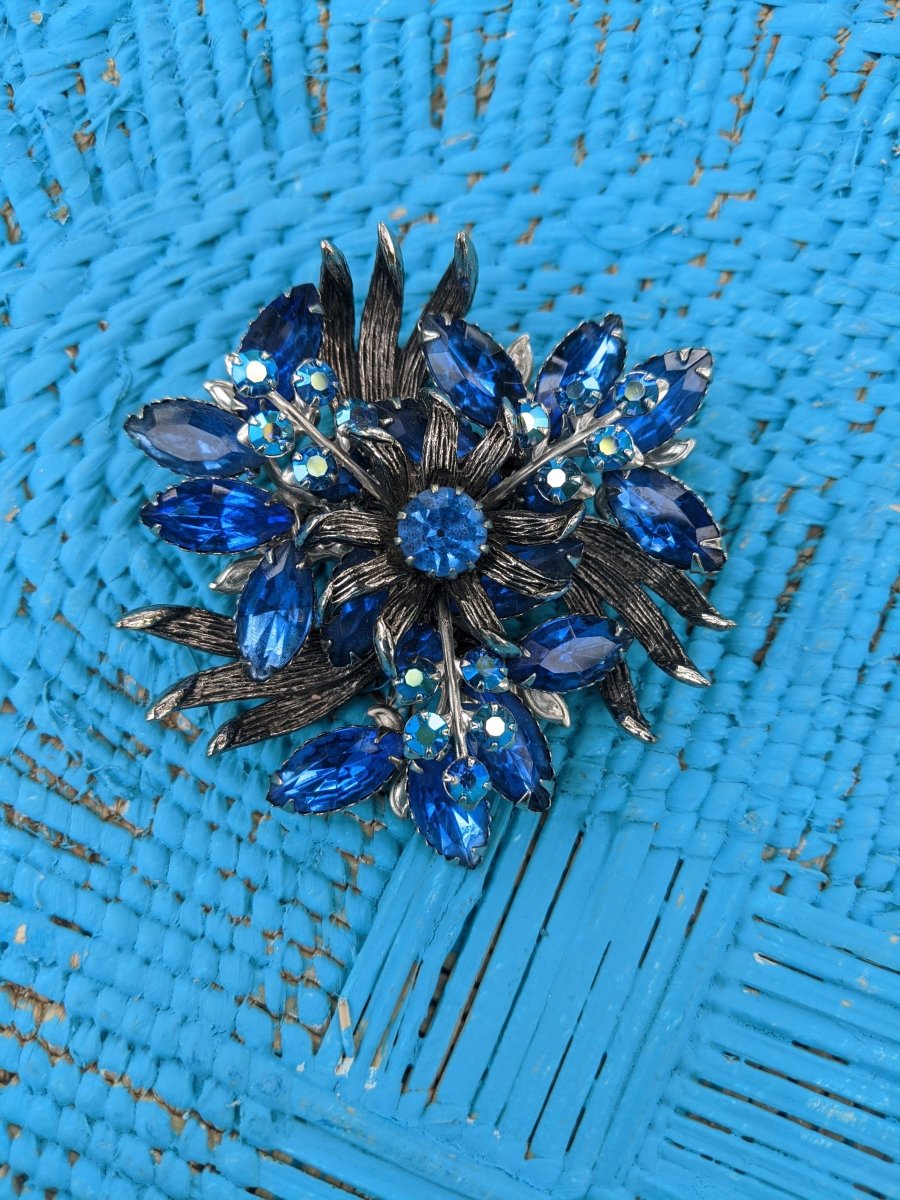 Beau Jewels Unsigned Brooch - Dirty30 Vintage