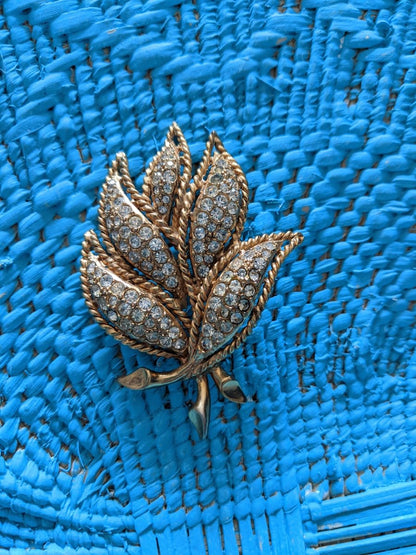 Hattie Carnegie Leaf Brooch - Dirty30 Vintage