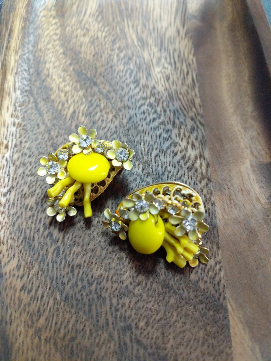 "Robert" signed Yellow Clip Earrings - Dirty30 Vintage