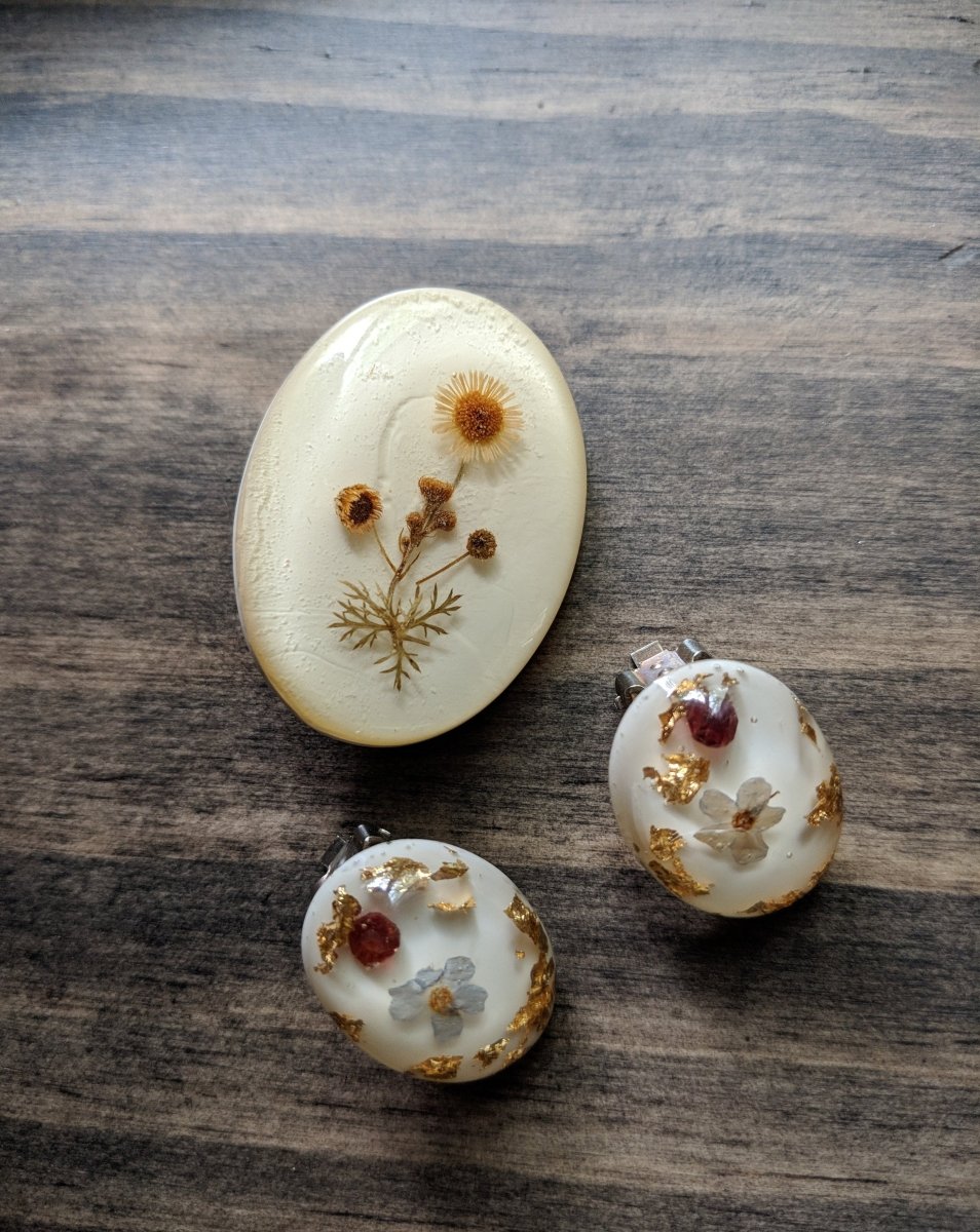 Vintage Brooch and Earring Set Clear Lucite w/ Dried Flowers Pin & Clip Earrings - Dirty30 Vintage