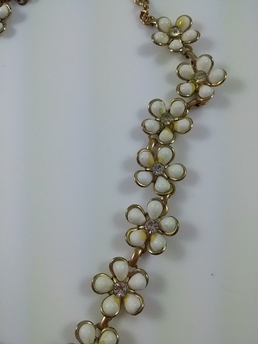 White Cluster Floral Necklace - Dirty30 Vintage